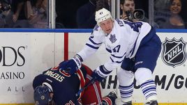 К середине регулярного чемпионата Лео КОМАРОВ вышел на первое место в списке бомбардиров своей команды.