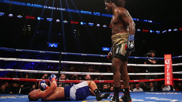 Суббота. Нью-Йорк. Вячеслав ГЛАЗКОВ не смог продолжить бой против Чарльза МАРТИНА из-за травмы. Фото AFP Суббота. Нью-Йорк. Вячеслав ГЛАЗКОВ не смог продолжить бой против Чарльза МАРТИНА из-за травмы. Фото AFP