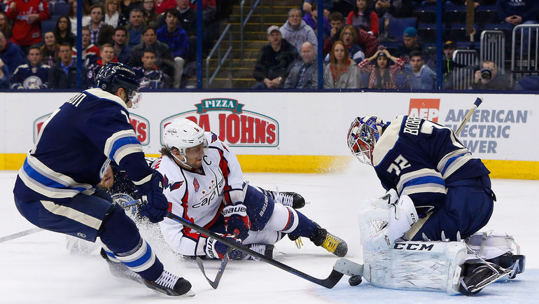 Сергей БОБРОВСКИЙ (справа) против Александра ОВЕЧКИНА. Фото REUTERS Сергей БОБРОВСКИЙ (справа) против Александра ОВЕЧКИНА. Фото REUTERS