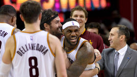 Леброн ДЖЕЙМС (в центре) при помощи своих заявлений не только поддерживает Дэвида БЛАТТА и партнеров по команде - он и делает