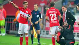 Дмитрий АЛЕНИЧЕВ не рассчитывает на Кирилла КОМБАРОВА (№7).