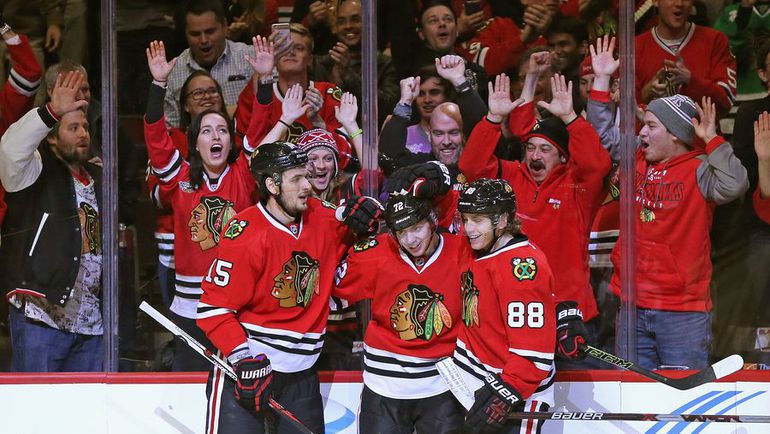 Артем АНИСИМОВ (15) и Патрик КЕЙН (88) поздравляют Артемия ПАНАРИНА (72) с очередной заброшенной шайбой.