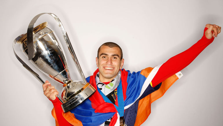 22 ноября 2009 года. Юра МОВСИСЯН празднует победу в финале MLS. Фото REUTERS 22 ноября 2009 года. Юра МОВСИСЯН празднует победу в финале MLS. Фото REUTERS