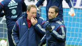 Главный тренер сборной России Леонид СЛУЦКИЙ и капитан национальной команды Роман ШИРОКОВ.