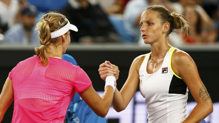 Суббота. Мельбурн. Каролина ПЛИШКОВА (справа) поздравляет Екатерину МАКАРОВУ с победой. Фото REUTERS Суббота. Мельбурн. Каролина ПЛИШКОВА (справа) поздравляет Екатерину МАКАРОВУ с победой. Фото REUTERS
