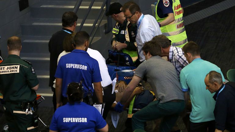 Суббота. Мельбурн. Тренер Аны Иванович и тесть Энди Маррэя Найджел Сирз на носилках покидает трибуны арены Рода Лэйвера. Фото AFP Суббота. Мельбурн. Тренер Аны Иванович и тесть Энди Маррэя Найджел Сирз на носилках покидает трибуны арены Рода Лэйвера. Фото AFP