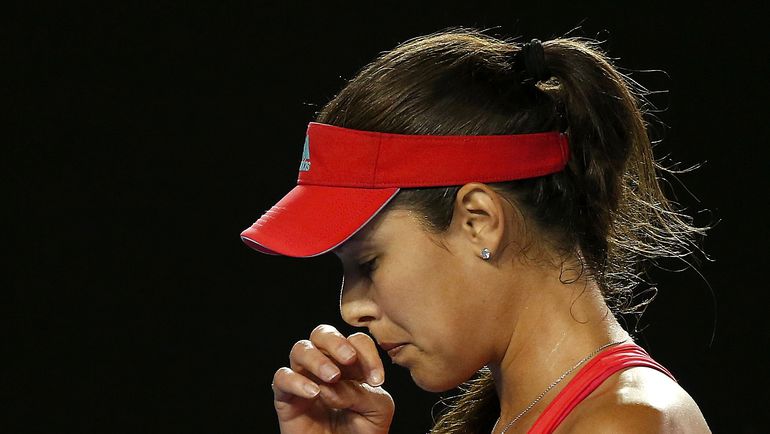 Суббота. Мельбурн. Ана ИВАНОВИЧ не бросила бороться даже после того, как ее тренера увезли в больницу. Фото REUTERS Суббота. Мельбурн. Ана ИВАНОВИЧ не бросила бороться даже после того, как ее тренера увезли в больницу. Фото REUTERS