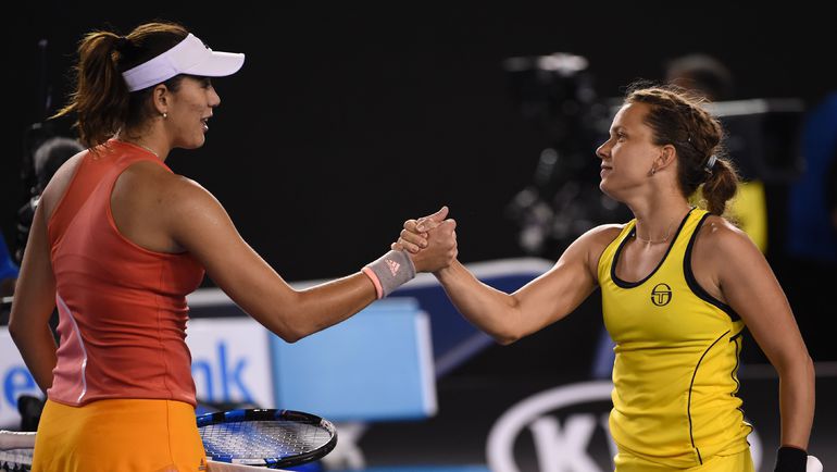 Суббота. Мельбурн. Гарбинье МУГУРУСА (слева) завершила борьбу на стадии третьего круга. Фото REUTERS Суббота. Мельбурн. Гарбинье МУГУРУСА (слева) завершила борьбу на стадии третьего круга. Фото REUTERS