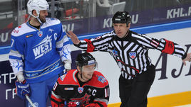 Суббота. Москва. Запад - Восток - 28:23. Александр РАДУЛОВ за пару нарушений на Сергее МОЗЯКИНЕ получил два буллита в ворота