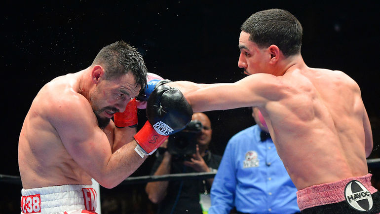 Суббота. Лос-Анджелес. Дэнни ГАРСИЯ атакует Роберта ГЕРРЕРО. Фото REUTERS Суббота. Лос-Анджелес. Дэнни ГАРСИЯ атакует Роберта ГЕРРЕРО. Фото REUTERS