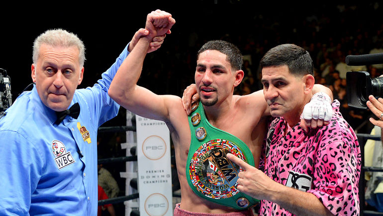 Суббота. Лос-Анджелес. Дэнни ГАРСИЯ (в центре) - чемпион. Фото REUTERS Суббота. Лос-Анджелес. Дэнни ГАРСИЯ (в центре) - чемпион. Фото REUTERS