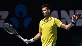 Воскресенье. Мельбурн. Новак Джокович реагирует на собственные неудачные действия в матче с Жилем Симоном.