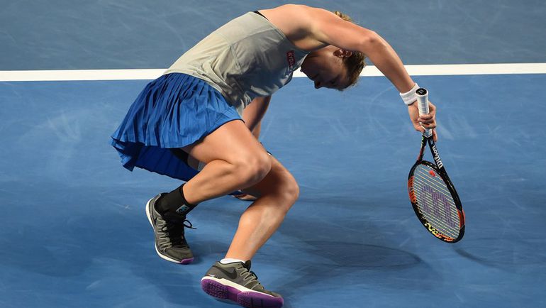 Воскресенье. Мельбурн. Анна-Лена ФРИДСАМ борется с судорогой во время матча с Агнешкой Радванской. Фото AFP Воскресенье. Мельбурн. Анна-Лена ФРИДСАМ борется с судорогой во время матча с Агнешкой Радванской. Фото AFP