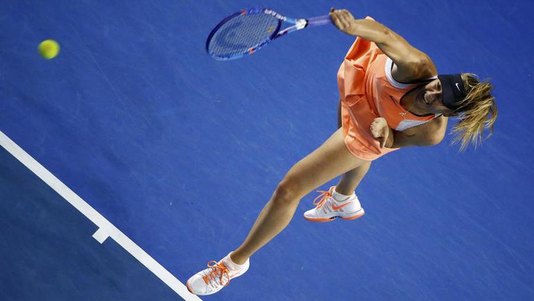 Воскресенье. Мельбурн. Мария ШАРАПОВА на подаче. Фото AFP Воскресенье. Мельбурн. Мария ШАРАПОВА на подаче. Фото AFP