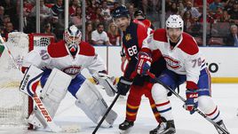 Сильнейший российский защитник Андрей МАРКОВ (справа) в борьбе с другим звездным ветераном - чешским нападающим Яромиром ЯГРОМ (№ 68).