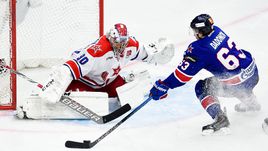 Понедельник. Санкт-Петербург. СКА - ЦСКА - 2:3. Форвард хозяев Евгений ДАДОНОВ уступает в ближнем бою вратарю москвичей Илье СОРОКИНУ.