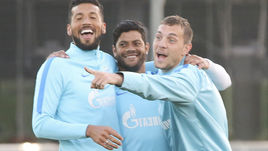 23 января. Доха. Эсекиэль ГАРАЙ, ХАЛК и Артем ДЗЮБА (слева направо) ждут Александра Кокорина?