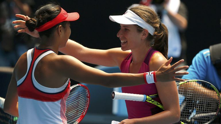 Среда. Мельбурн. Джоанна КОНТА (справа) и Чжан ШУАЙ благодарят друг друга за игру в полуфинале Australian Open. Фото REUTERS Среда. Мельбурн. Джоанна КОНТА (справа) и Чжан ШУАЙ благодарят друг друга за игру в полуфинале Australian Open. Фото REUTERS