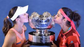 Сегодня. Мельбурн. Мартина ХИНГИС (слева) и Саня МИРЗА.