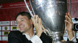 Июль 2004 года. Дмитрий АЛЕНИЧЕВ с Кубком чемпионов, завоеванным в составе