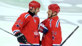 12 октября 2013 года. Санкт-Петербург. Дарюс КАСПАРАЙТИС с Алексеем ЯШИНЫМ (слева) на прощальном матче Капитана Россия и Максима Сушинского.