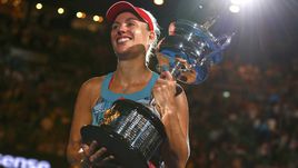 Сегодня. Мельбурн. Ангелик КЕРБЕР с трофеем за победу в Australian Open.