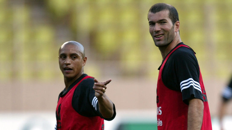 2002 год. РОБЕРТО КАРЛОС и Зинедин ЗИДАН. Фото REUTERS 2002 год. РОБЕРТО КАРЛОС и Зинедин ЗИДАН. Фото REUTERS