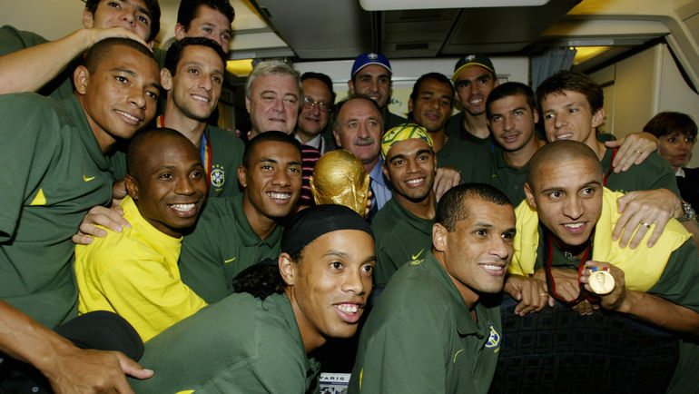 2 июля 2002 года. Чемпионы миры – сборная Бразилии во время полета из Японии. РОБЕРТО КАРЛОС (справа в нижнем ряду). Фото REUTERS 2 июля 2002 года. Чемпионы миры – сборная Бразилии во время полета из Японии. РОБЕРТО КАРЛОС (справа в нижнем ряду). Фото REUTERS