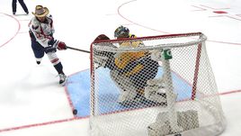 30 января. Нэшвилл. Евгений КУЗНЕЦОВ (слева) исполняет буллит в ворота Пекки РИННЕ.