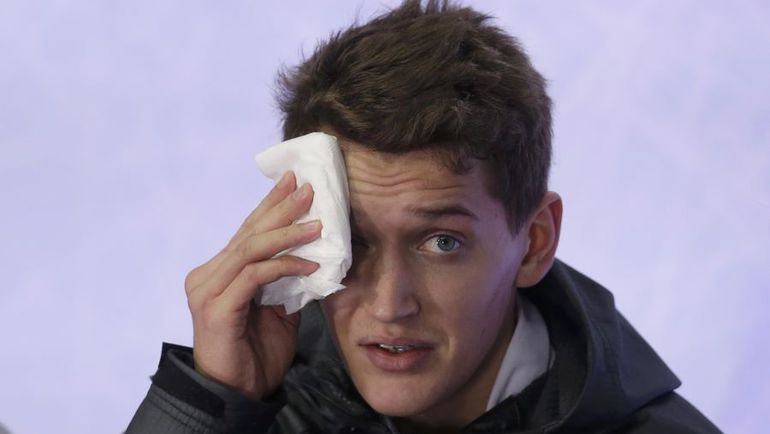 28 января. Братислава. Максим КОВТУН после падений в произвольной программе. Фото REUTERS 28 января. Братислава. Максим КОВТУН после падений в произвольной программе. Фото REUTERS