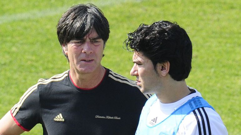 Сердар ТАСКИ - участник ЧМ-2010 в составе бундестим Йоахима ЛЕВА. Фото AFP Сердар ТАСКИ - участник ЧМ-2010 в составе бундестим Йоахима ЛЕВА. Фото AFP