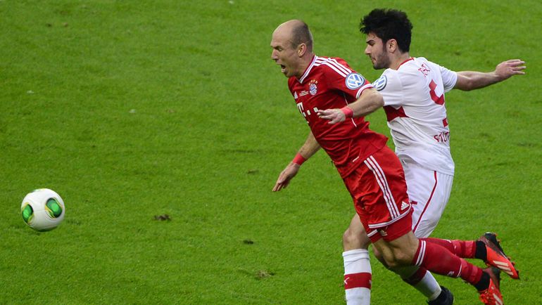 Теперь Сердар ТАСКИ будет противостоять Арьену РОББЕНУ только на тренировках. Фото AFP Теперь Сердар ТАСКИ будет противостоять Арьену РОББЕНУ только на тренировках. Фото AFP