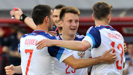 7 июня 2015 года. Химки. Россия - Белоруссия - 4:2. 77-я минута. Только что вышедший на замену Александр ГОЛОВИН (в центре) сравнял счет.