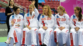 Пятница. Москва. Жеребьевка матча Россия - Голландия. Слева направо: Анастасия МЫСКИНА, Мария ШАРАПОВА, Светлана КУЗНЕЦОВА, Екатерина МАКАРОВА и Дарья КАСАТКИНА.