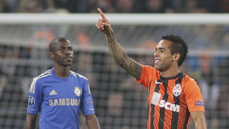 РАМИРЕС (слева) и АЛЕКС ТЕЙШЕЙРА уже в Китае. Кто следующий? Фото REUTERS РАМИРЕС (слева) и АЛЕКС ТЕЙШЕЙРА уже в Китае. Кто следующий? Фото REUTERS