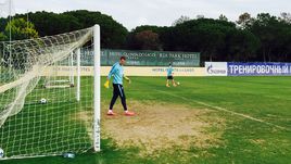Суббота. Фару. Артем ДЗЮБА обживается в роли голкипера.
