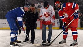 Вчера. Тверь. СКА МВО - ЦСКА - 4:3 Б. Илья КОВАЛЬЧУК (№ 17) и Александр РАДУЛОВ на предматчевом вбрасывании.