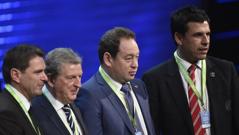 12 декабря 2015 года. Париж. Тренеры соперников по группе B Euro-2016 (слева направо): Стефан ТАРКОВИЧ (Словакия, ассистент главного тренера), Рой ХОДЖОНС (Англия), Леонид СЛУЦКИЙ (Россия) и Крис КОУЛМАН (Уэльс). Фото AFP 12 декабря 2015 года. Париж. Тренеры соперников по группе B Euro-2016 (слева направо): Стефан ТАРКОВИЧ (Словакия, ассистент главного тренера), Рой ХОДЖОНС (Англия), Леонид СЛУЦКИЙ (Россия) и Крис КОУЛМАН (Уэльс). Фото AFP