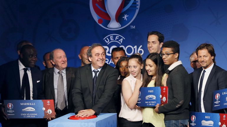 10 июня 2015 года. Париж. Мишель ПЛАТИНИ запускает продажу миллиона билетов на Euro-2016. Фото AFP 10 июня 2015 года. Париж. Мишель ПЛАТИНИ запускает продажу миллиона билетов на Euro-2016. Фото AFP