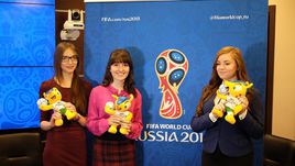 Сегодня. Москва. Финалистки конкурса по разработке талисмана ЧМ-2018 Софья ПОДЛЕСНЫХ, Валерия ТАБУРЕНКО, Екатерина БОЧАРОВА (слева направо).