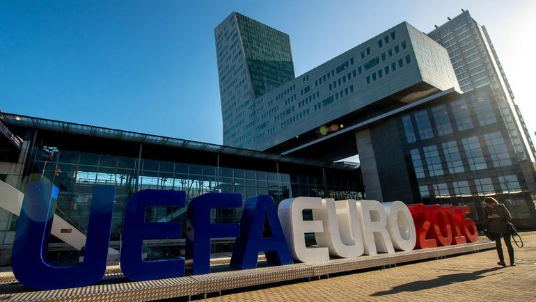 Euro-2016 ждет гостей. И их евро. Фото AFP Euro-2016 ждет гостей. И их евро. Фото AFP