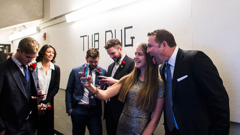 Мартин БРОДЕР со своей дочкой. Фото www.theplayerstribune.com Мартин БРОДЕР со своей дочкой. Фото www.theplayerstribune.com