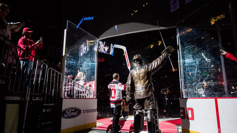 Мартин БРОДЕР и памятник в его честь. Фото www.theplayerstribune.com Мартин БРОДЕР и памятник в его честь. Фото www.theplayerstribune.com