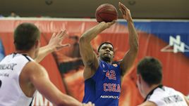 ЦСКА и "Локо" оторвались на обидчиках