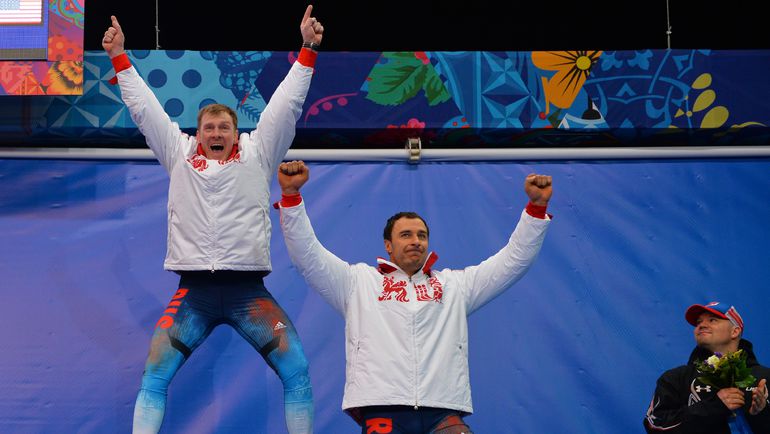 17 февраля 2014 года. Сочи. Александр ЗУБКОВ (слева) и Алексей ВОЕВОДА на чемпионском подиуме. Фото AFP 17 февраля 2014 года. Сочи. Александр ЗУБКОВ (слева) и Алексей ВОЕВОДА на чемпионском подиуме. Фото AFP