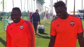 Февраль. Марбелья. Нападающие ЦСКА Ахмед МУСА и Аарон ОЛАНАРЕ.