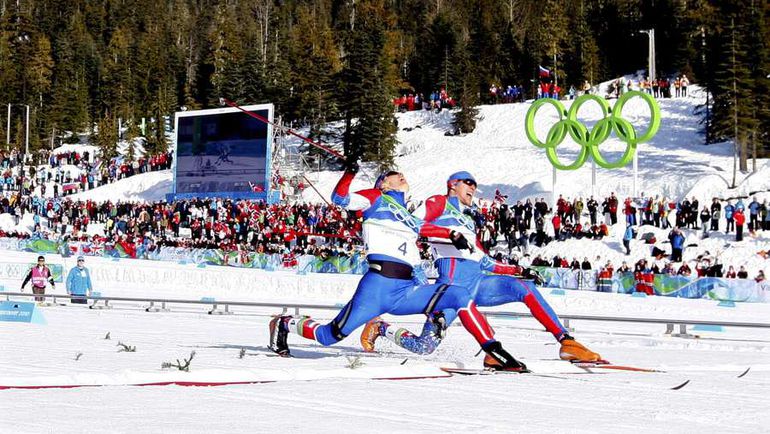 17 февраля 2010 года. Уистлер. Никита КРЮКОВ (№4) вырывает победу у Александра ПАНЖИНСКОГО в финале спринта. Фото REUTERS 17 февраля 2010 года. Уистлер. Никита КРЮКОВ (№4) вырывает победу у Александра ПАНЖИНСКОГО в финале спринта. Фото REUTERS