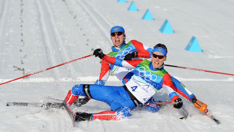 17 февраля 2010 года. Уистлер. Никита КРЮКОВ (№4) вырывает победу у Александра ПАНЖИНСКОГО в финале спринта. Фото AFP 17 февраля 2010 года. Уистлер. Никита КРЮКОВ (№4) вырывает победу у Александра ПАНЖИНСКОГО в финале спринта. Фото AFP