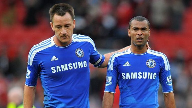 Эшли КОУЛ (справа) вступился за партнера по команде Джона ТЕРРИ. Фото AFP Эшли КОУЛ (справа) вступился за партнера по команде Джона ТЕРРИ. Фото AFP