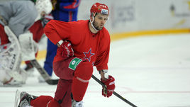 26 февраля 2015 года. Москва. Нападающий ЦСКА Александр РАДУЛОВ присутствовал на аналогичной тренировке годичной давности.